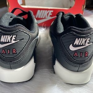 *New* NIKE AIR MAX 90 LTR 
ANTHRACITE/BLACK-TEAM RED
ANTHRACIT/EQUIPE ROUGE/NOIR